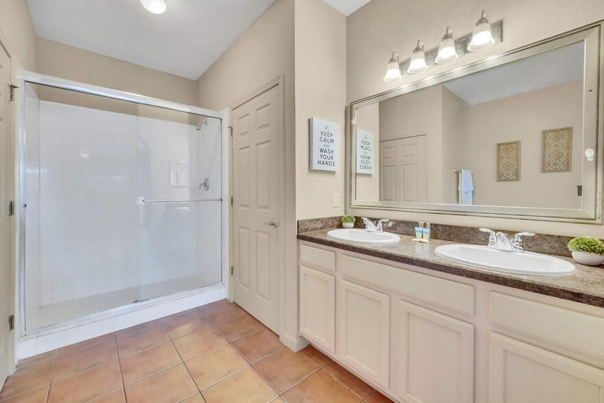 Building Photo - 14200 Avalon Rd