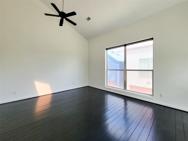 Building Photo - 2605 Calumet St