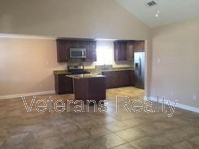 Building Photo - 2135 Baywood Dr