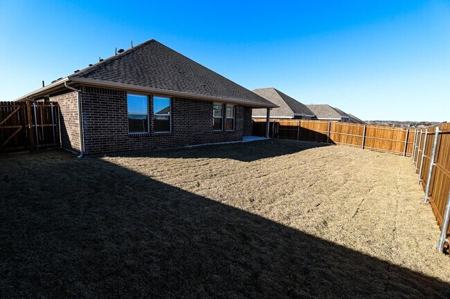 Building Photo - 504 Lakeway Ln