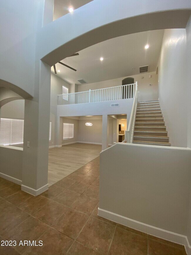 Building Photo - 4909 E Colonial Dr