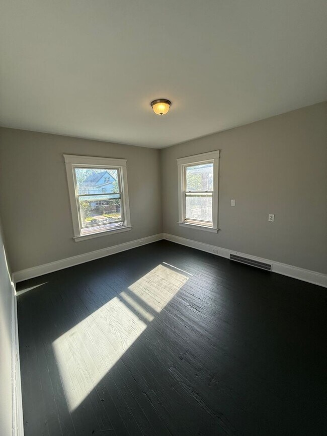 Building Photo - SECTION 8 & EDEN Accepted! - Fully Renovat...