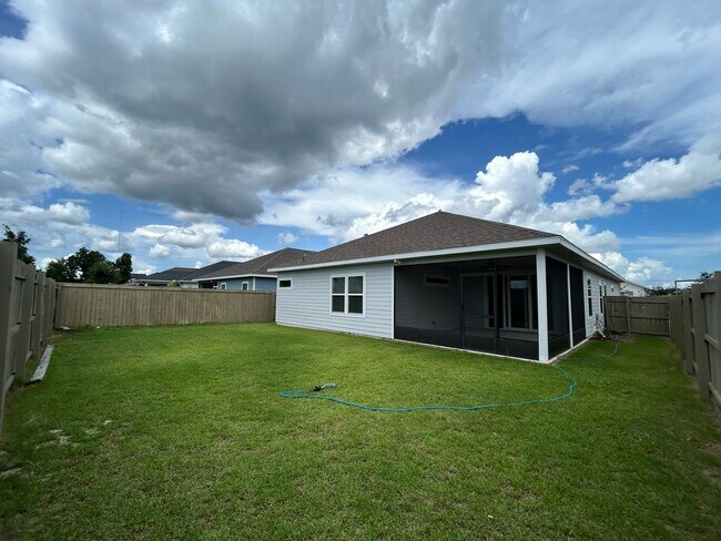 Building Photo - Immaculate 3/2 with Yard, Garage, and Pet ...