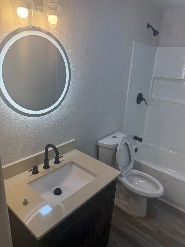 Building Photo - 910 Moran St