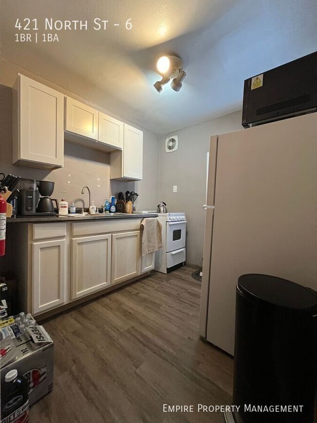 Building Photo - Available! 1st floor: 1 Bedroom/ 1 Bathroo...