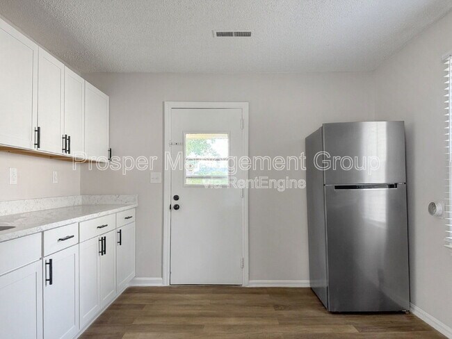 Building Photo - 17 Stratton Dr