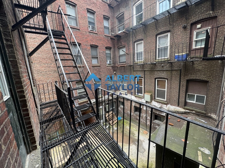 Building Photo - 172 Endicott St