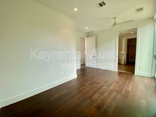 Building Photo - 1905 Riverview St