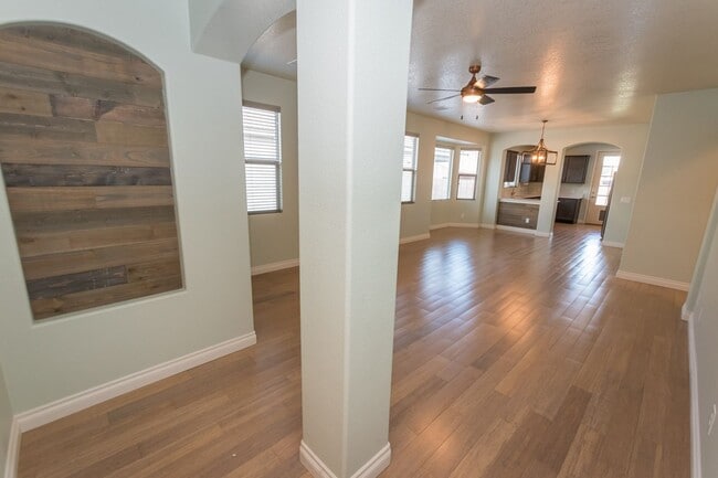 Building Photo - Gorgeous 4 Bedroom 2 Bathroom Home! Centra...