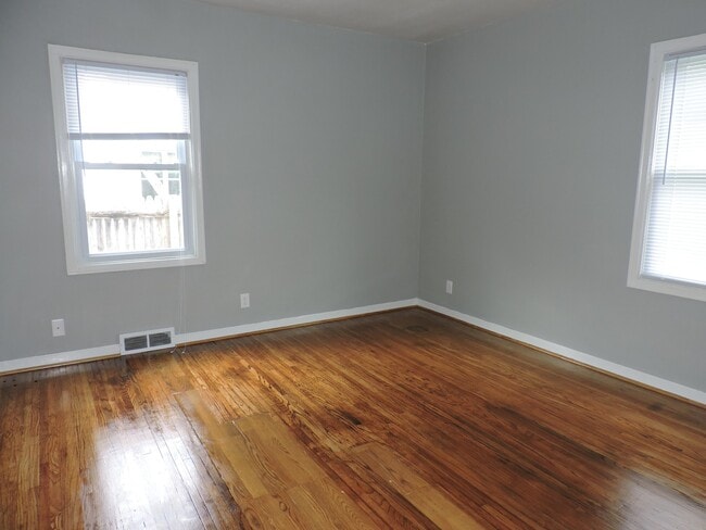 Building Photo - 2 bedroom, 1 bath house