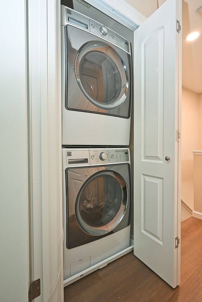 Building Photo - $3190 -- Beautifully Remodeled Townhome in...