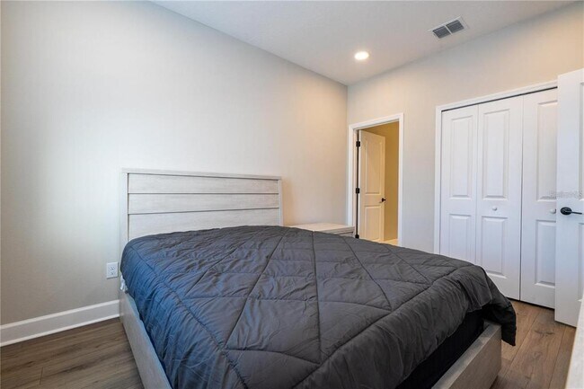 Building Photo - 5090 Shady Pnes Dr