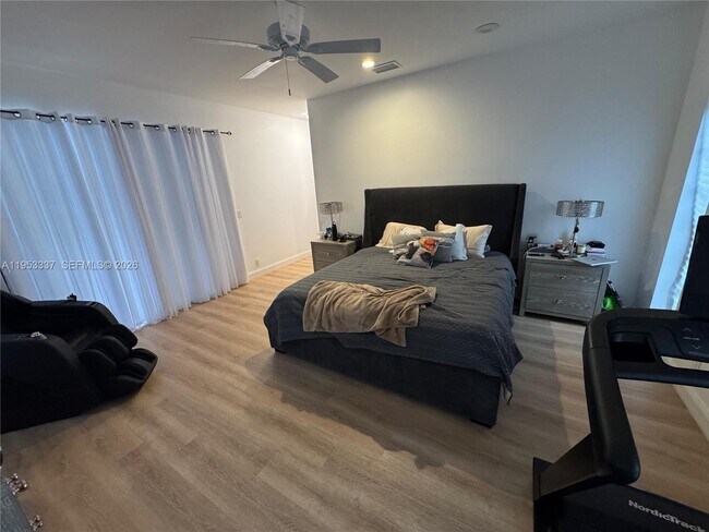 Building Photo - 3911 SW 56th Ct