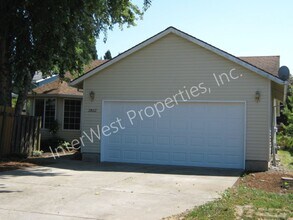 Building Photo - *1/2 OFF 1ST MONTH'S RENT PROMO* Ranch Style 3 Bedroom Gresham Home with 2 Car Garage, Gas Firepl...