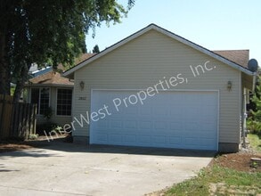 Building Photo - Ranch Style 3 Bedroom Gresham Home with 2 Car Garage, Gas Fireplace, & Yard!