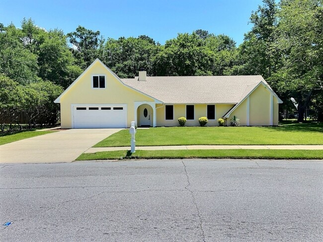 Primary Photo - Spacious 4 bedroom home in Ocean Springs!
