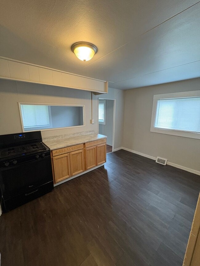 Building Photo - 3 Bed 1.5 Bath Single Family Home in North...
