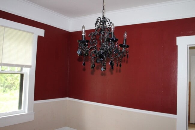 Building Photo - Spacious 3 bedroom