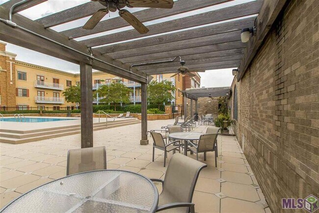 Building Photo - Pristine 1 bedroom, 1 bath in Perkins Rowe