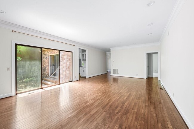 Building Photo - Awesome 3BE/2BA home in the heart of Green...