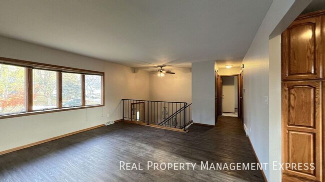 Building Photo - 4 bed 2 bath Newly Remodeled Home with att...