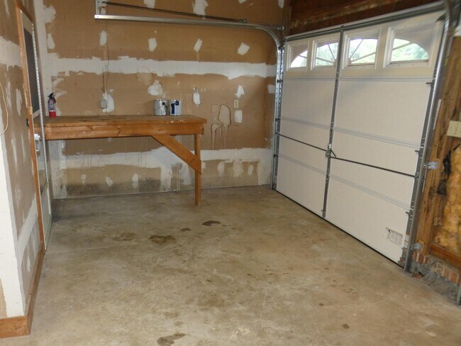 Building Photo - 10451 Edgehill Ln