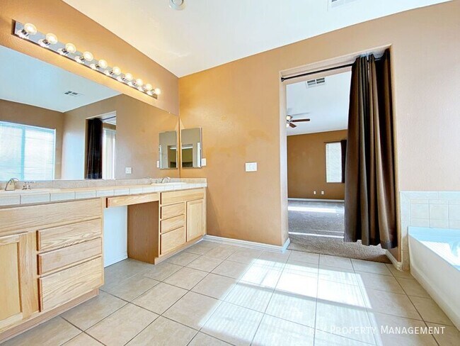 Building Photo - 9057 Spinning Wheel Ave