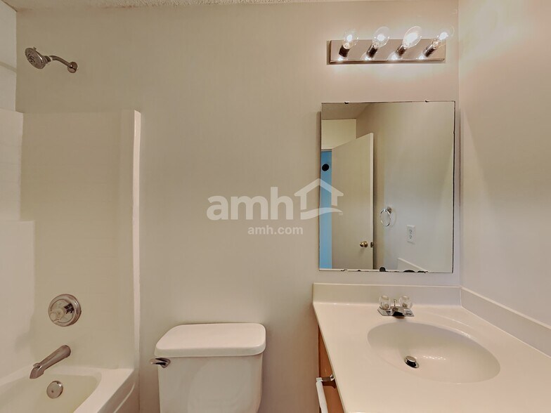 Building Photo - 107 Daventry Pl