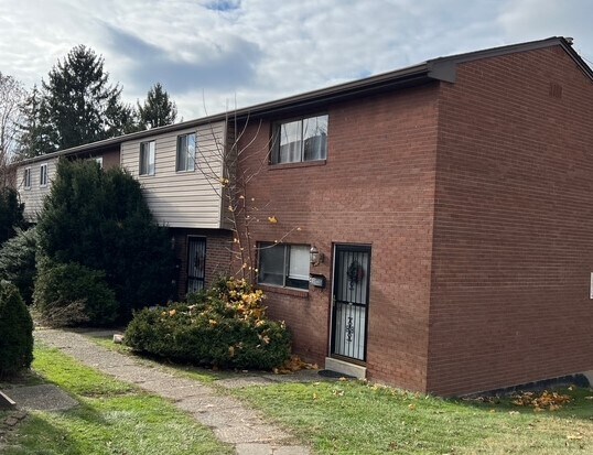 building front entrance - 416 Brierly Ln