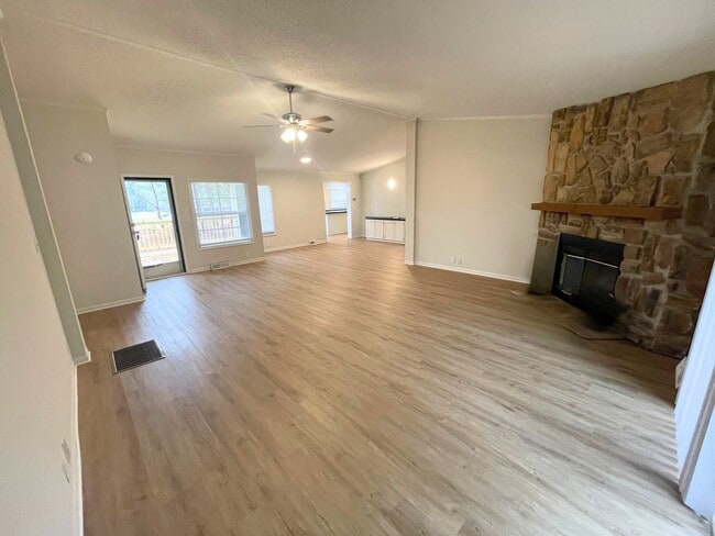 Building Photo - LEASING NOW FOR NOVEMBER 2025!