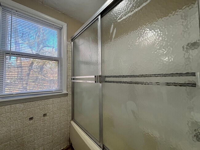 Building Photo - 4 bedroom, 2 bathroom home in the peaceful community of Mahtomedi access to White Bear Lake