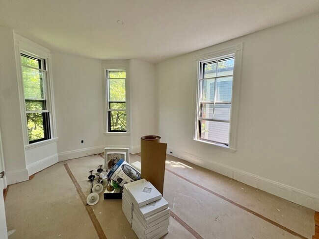 Building Photo - 33 Brewster St