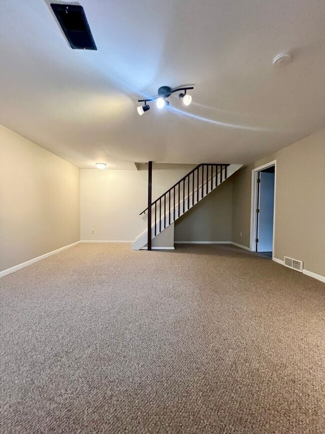 Building Photo - 3 Bedroom Duplex in Kalamazoo