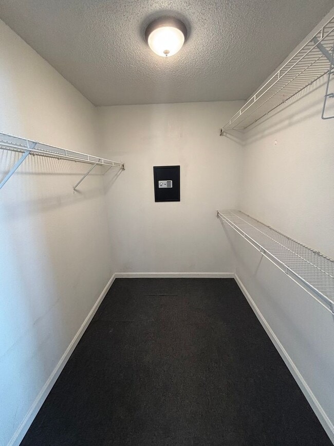 Building Photo - Spacious 4-Bed, 2-Bath Home with Yard and ...