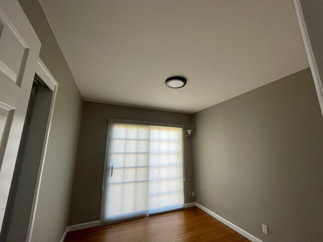 Building Photo - Spacious house with Skylights, Hardwood floors, Family room and Gardener
