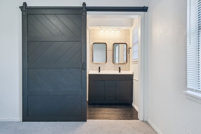 Building Photo - 3-Bedroom Home Near Dining, Shopping & Broadway Extension