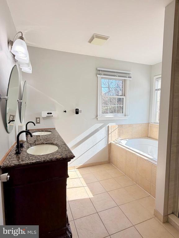 Building Photo - 33 Christopher Way