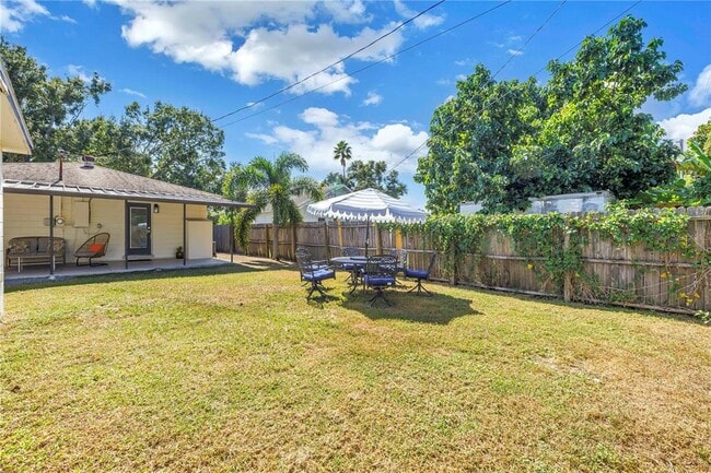 Building Photo - 2621 17th Ave N