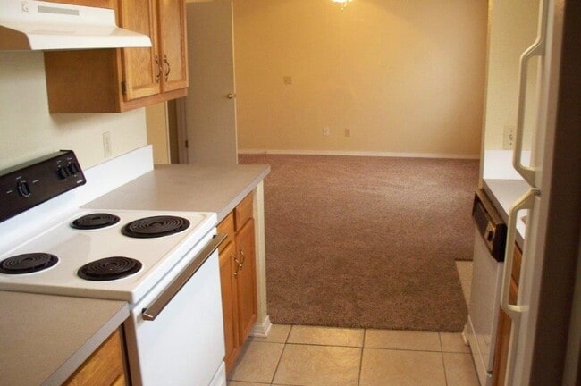 Building Photo - 827 Russell Cir