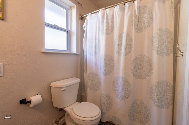 Building Photo - 5604 Greentree Ave