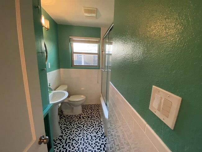 Building Photo - 1415 Bentwood Rd