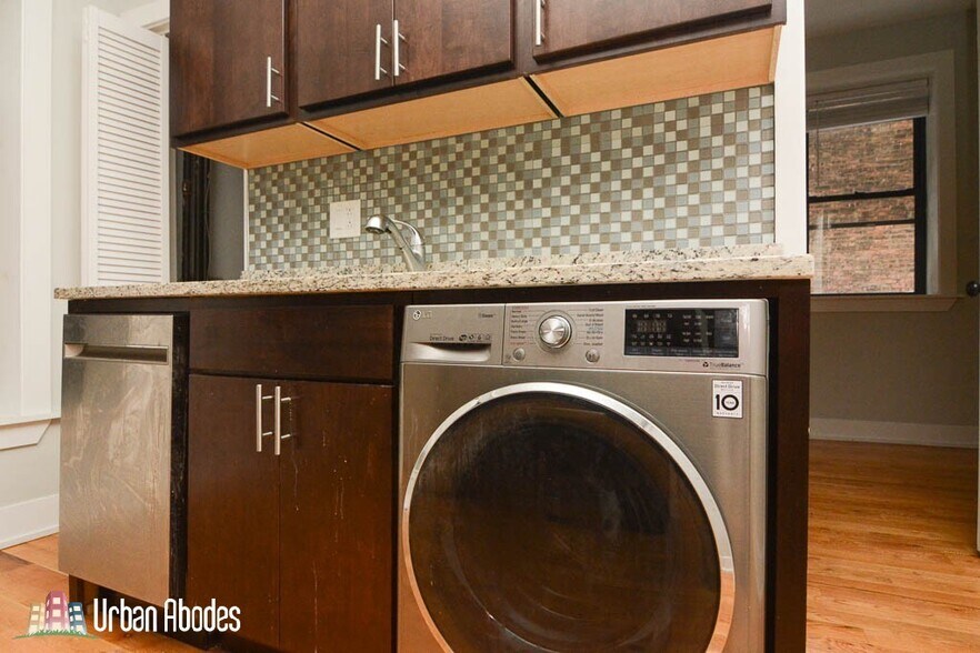 Building Photo - 622 W Oakdale Ave