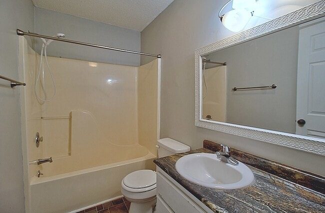 Building Photo - 910 Brett Dr