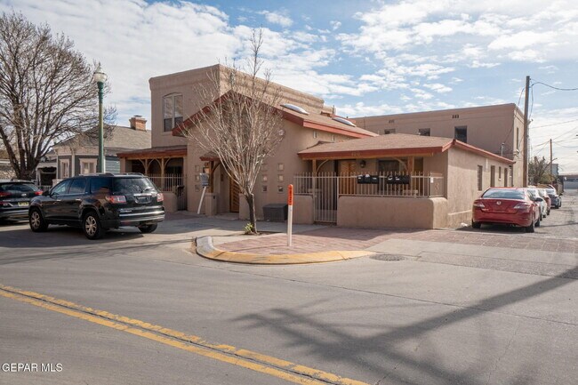 Building Photo - 404 W Overland Ave