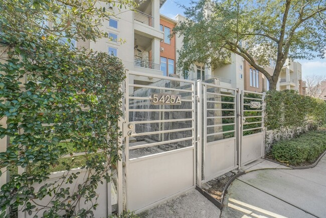 Building Photo - 5425 Hidalgo St