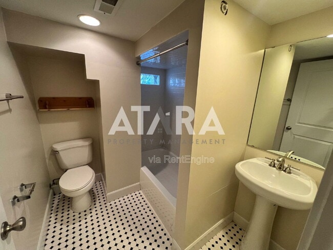 Building Photo - 2559 Wilmington Ave