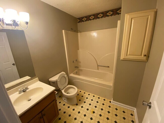 Building Photo - 205 Main