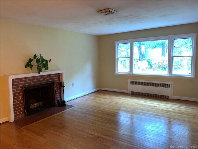 Building Photo - 35 Sylvan St