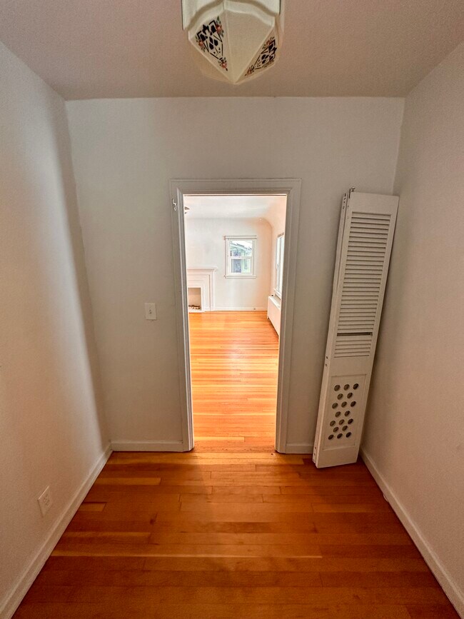 Building Photo - 2445 Custer Ave