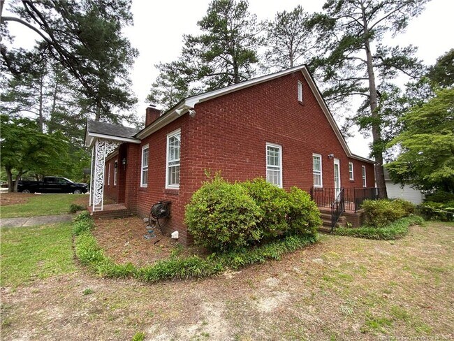 Building Photo - 601 Huske St